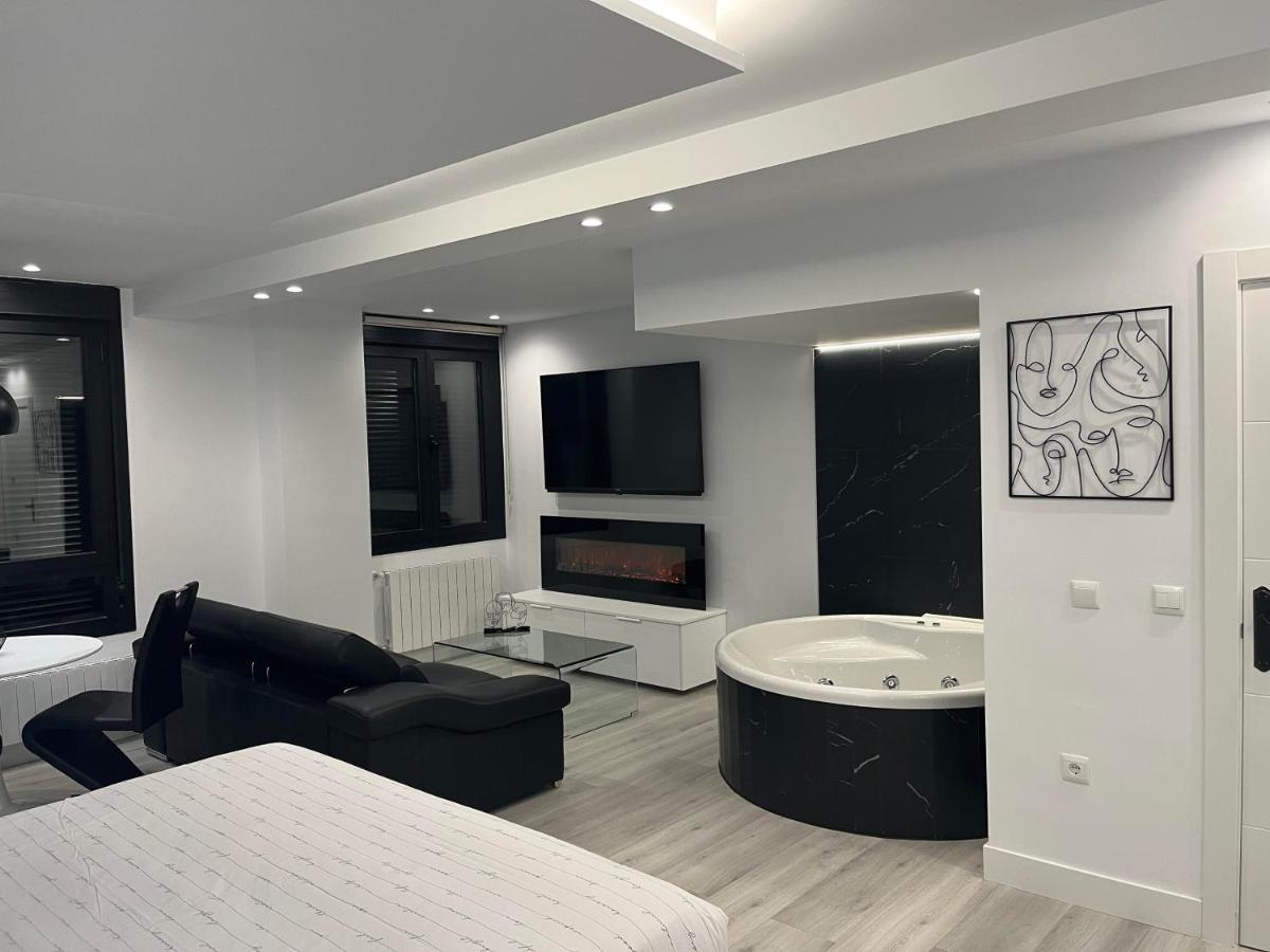 Black And White Suite "La Marinera" Castro Urdiales Εξωτερικό φωτογραφία
