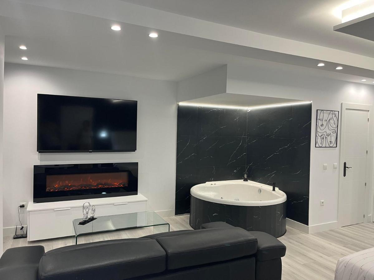 Black And White Suite "La Marinera" Castro Urdiales Εξωτερικό φωτογραφία