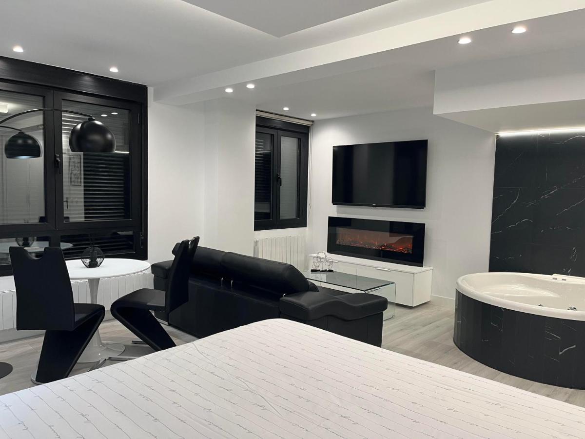 Black And White Suite "La Marinera" Castro Urdiales Εξωτερικό φωτογραφία