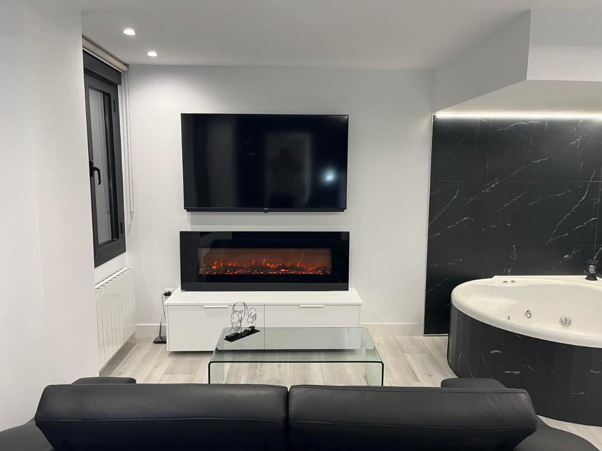 Black And White Suite "La Marinera" Castro Urdiales Εξωτερικό φωτογραφία