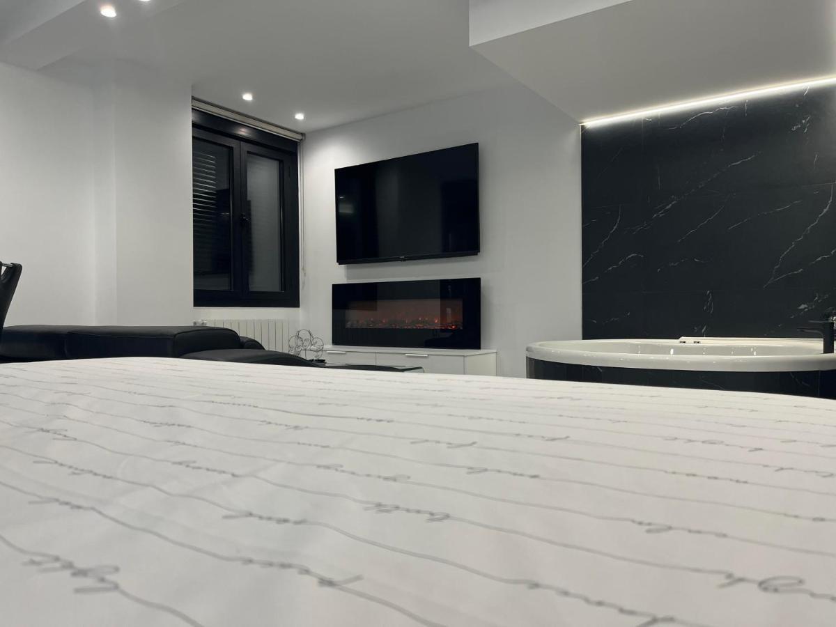 Black And White Suite "La Marinera" Castro Urdiales Εξωτερικό φωτογραφία
