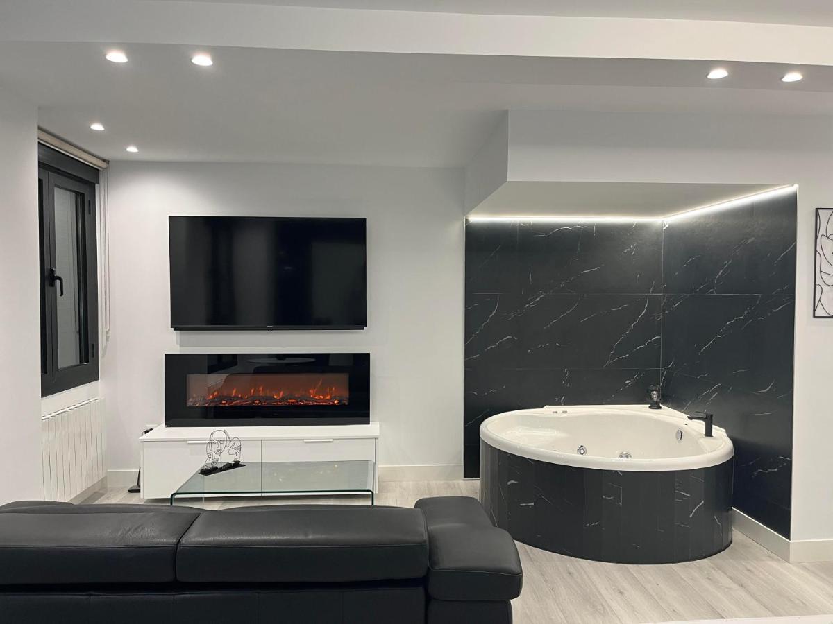 Black And White Suite "La Marinera" Castro Urdiales Εξωτερικό φωτογραφία